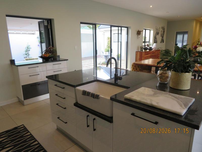 To Let 5 Bedroom Property for Rent in Zevendal Western Cape